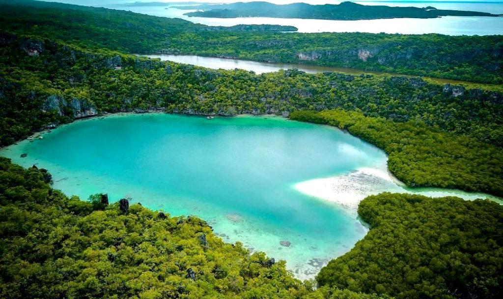 Telaga Nirwana, 1. Pulau Padar, 2. Pulau Rinca, 3. Kampung Adat Wae Rebo, 4. Danau Kelimutu, 5. Kampung Adat Takpala Alor, 6. Bukit Wairinding, 7. Telaga Nirwana, 8. Gua Kristal, 9. Gunung Mutis, 10. Pantai Oetune