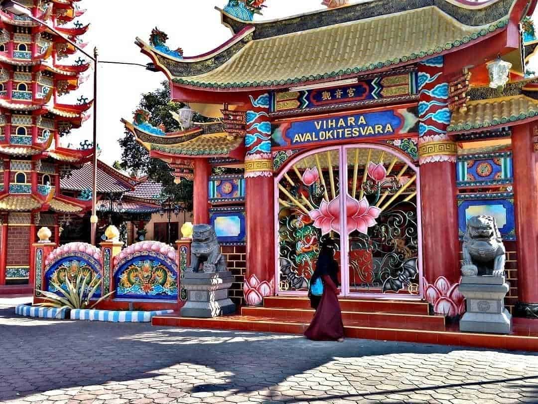 Vihara Avalokitesvara, 1. Monumen Nasional Arek Lancor, 2. Masjid Agung Asy Syuhada Pamekasan, 3. Vihara Avalokitesvara, 4. Pantai Talang Siring, 5. Pantai Jumiang, 6. Goa Blaban, 7. Api Tak Kunjung Padam, 8. Air Terjun Bunyato, 9. Bukit Kampung Taron Samalem, 10. Tebing Waru Pamekasan