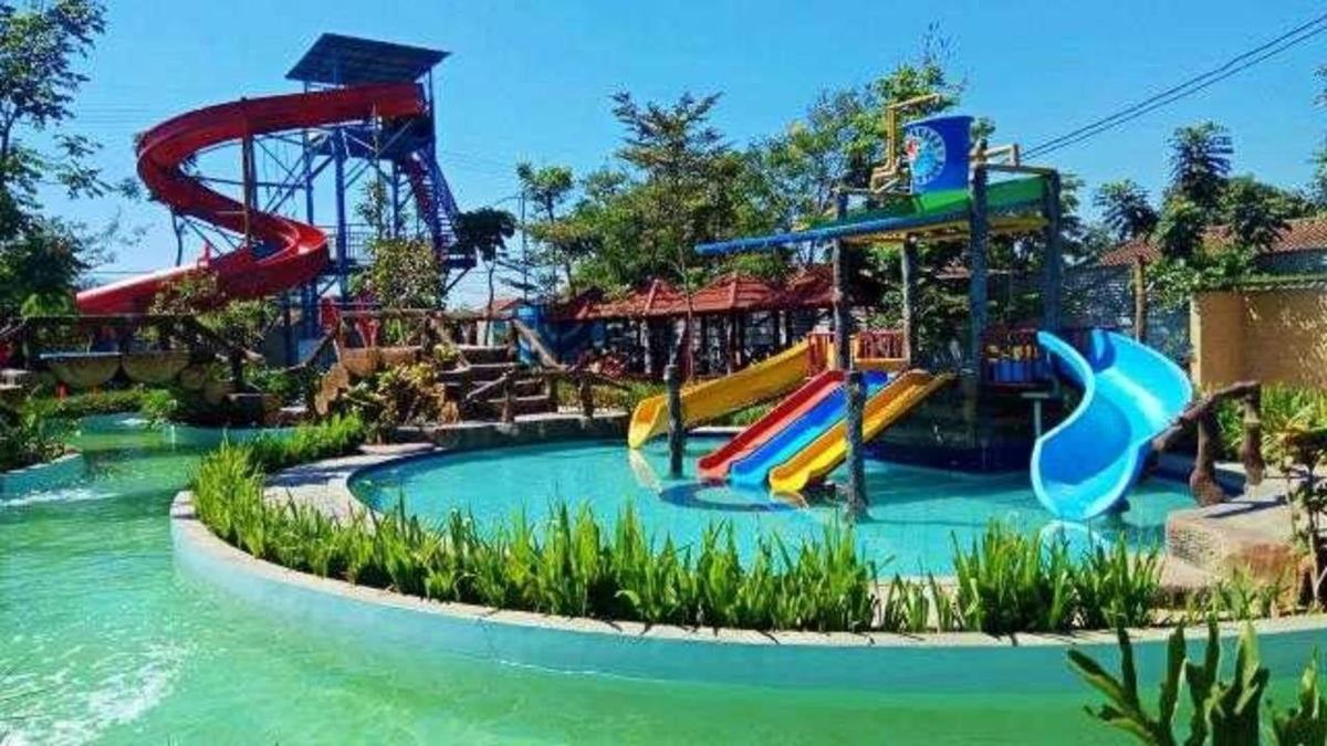 Waterboom Ragil, 1. Air Terjun Ponot, 2. Air Terjun Turbo, 3. Paccur Napitu, 4. Arung Jeram di Sungai Asahan, 5. Alun-alun Rambate, 6. Pantai Simallo, 7. Jembatan Gantung Bedeng, 8. Sampuran Harimau, 9. Bukit Puncak Galau, 10. Waterboom Ragil