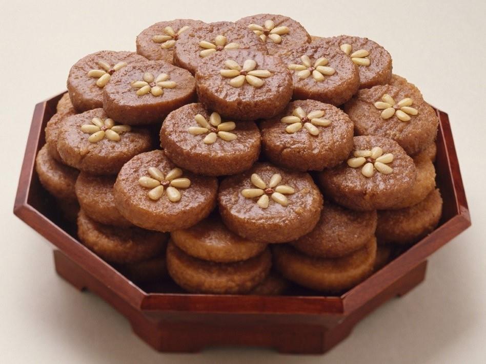 Yakgwa, 1. Tteokguk, 2. Yakgwa, 3. Japchae, 4. Galbijjim, 5. Yaksik, 6. Mandu, 7. Tteokgalbi, 8. Samsaek Namul, 9. Sujeonggwa, 10. Dasik, 11. Nokdujeon, 12. Gungjung Tteokbokki, 13. Manduguk