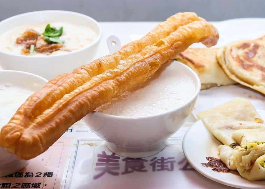 Youtiao, Tiongkok, 1. Mohinga, Myanmar, 2. Haleem, Iran, 3. Shakshuka, Israel, 4. Kanapki, Polandia, 5. Burek, Bosnia, 6. Idli, India, 7. Youtiao, Tiongkok, 8. Msemen, Maroko, 9. Arepa, Venezuela, 10. Crumpet, Inggris Raya, 11. Mandazi, Kenya, 12. Manakish, Lebanon, 13. Genfo, Etiopia, 14. Kanelbulle, Swedia