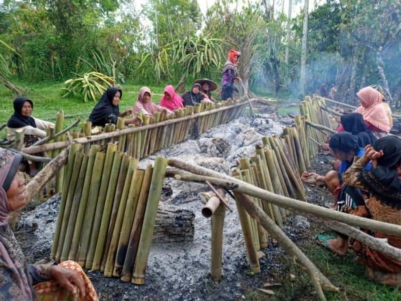Malamang dan Balimau di Sumatera Barat, 1. Dugderan di Semarang, 2. Padusan di Klaten dan Boyolali, 3. Tradisi Patrol di Malang, 4. Nyadran di Daerah Jawa Tengah, 5. Malamang dan Balimau di Sumatera Barat, 6. Nyorog di Jakarta, 7. Munggahan di Jawa Barat, 8. Megibung di Karangasem Bali, 9. Petang Megang di Riau