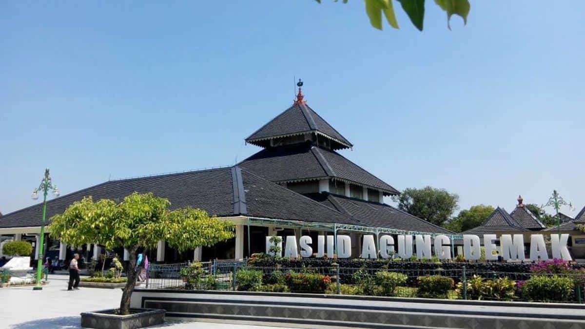 Masjid Agung Demak, 1. Masjid Raya Baiturrahman, 2. Masjid Tua Palopo, 3. Masjid Mantingan, 4. Masjid Agung Sang Ciptarasa, 5. Masjid Agung Demak, 6. Masjid Wapauwe, 7. Masjid Raya Ganting, Padang, 8. Masjid Tua Al Hilal Katangka, 9. Masjid Jami Pontianak, 10. Masjid Jami Bua