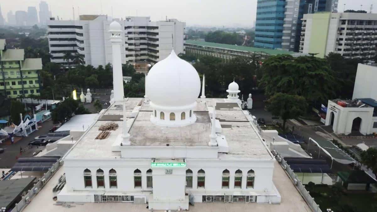 Masjid Al Azhar, 1. Masjid Istiqlal, 2. Masjid Raya Jakarta Islamic Centre, 3. Masjid Ramlie Musofa, 4. Masjid Cut Meutia, 5. Masjid Sunda Kelapa, 6. Masjid Agung At-Tin, 7. Masjid Al Azhar, 8. Masjid Al Anwar Muara Angke, 9. Masjid Luar Batang, 10. Masjid Babah Alun Desari