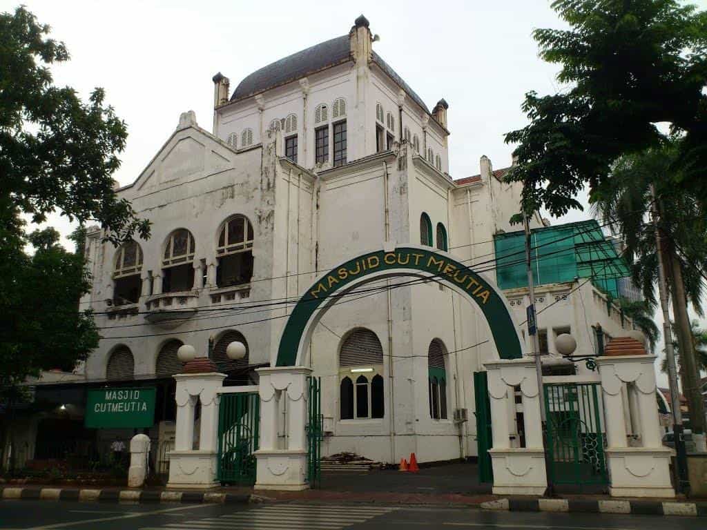 Masjid Cut Meutia, 1. Masjid Istiqlal, 2. Masjid Raya Jakarta Islamic Centre, 3. Masjid Ramlie Musofa, 4. Masjid Cut Meutia, 5. Masjid Sunda Kelapa, 6. Masjid Agung At-Tin, 7. Masjid Al Azhar, 8. Masjid Al Anwar Muara Angke, 9. Masjid Luar Batang, 10. Masjid Babah Alun Desari