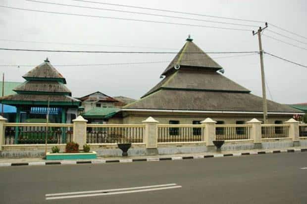 Masjid Jami Bua, 1. Masjid Raya Baiturrahman, 2. Masjid Tua Palopo, 3. Masjid Mantingan, 4. Masjid Agung Sang Ciptarasa, 5. Masjid Agung Demak, 6. Masjid Wapauwe, 7. Masjid Raya Ganting, Padang, 8. Masjid Tua Al Hilal Katangka, 9. Masjid Jami Pontianak, 10. Masjid Jami Bua
