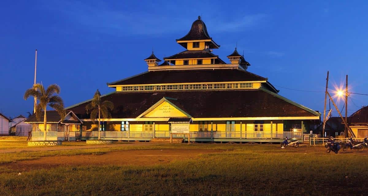 Masjid Jami Pontianak, 1. Masjid Raya Baiturrahman, 2. Masjid Tua Palopo, 3. Masjid Mantingan, 4. Masjid Agung Sang Ciptarasa, 5. Masjid Agung Demak, 6. Masjid Wapauwe, 7. Masjid Raya Ganting, Padang, 8. Masjid Tua Al Hilal Katangka, 9. Masjid Jami Pontianak, 10. Masjid Jami Bua