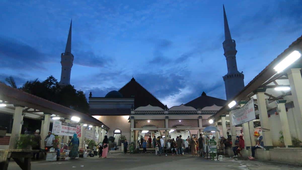 Masjid Luar Batang, 1. Masjid Istiqlal, 2. Masjid Raya Jakarta Islamic Centre, 3. Masjid Ramlie Musofa, 4. Masjid Cut Meutia, 5. Masjid Sunda Kelapa, 6. Masjid Agung At-Tin, 7. Masjid Al Azhar, 8. Masjid Al Anwar Muara Angke, 9. Masjid Luar Batang, 10. Masjid Babah Alun Desari