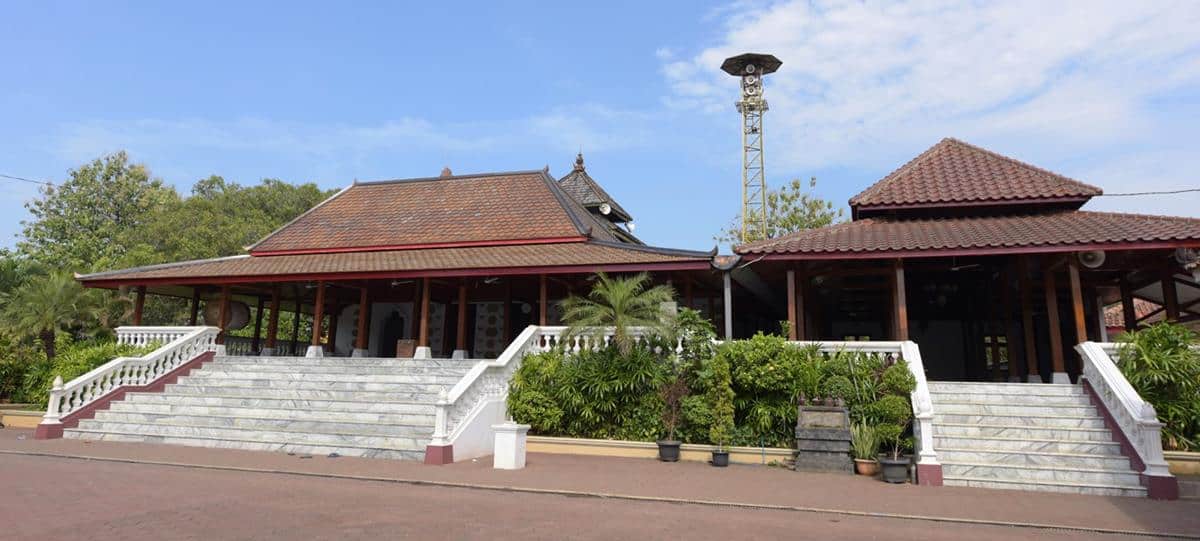Masjid Mantingan, 1. Masjid Raya Baiturrahman, 2. Masjid Tua Palopo, 3. Masjid Mantingan, 4. Masjid Agung Sang Ciptarasa, 5. Masjid Agung Demak, 6. Masjid Wapauwe, 7. Masjid Raya Ganting, Padang, 8. Masjid Tua Al Hilal Katangka, 9. Masjid Jami Pontianak, 10. Masjid Jami Bua