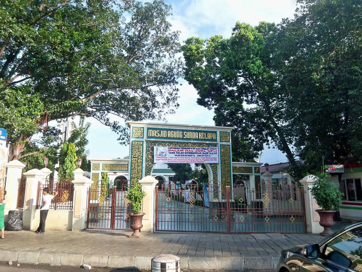 Masjid Sunda Kelapa, 1. Masjid Istiqlal, 2. Masjid Raya Jakarta Islamic Centre, 3. Masjid Ramlie Musofa, 4. Masjid Cut Meutia, 5. Masjid Sunda Kelapa, 6. Masjid Agung At-Tin, 7. Masjid Al Azhar, 8. Masjid Al Anwar Muara Angke, 9. Masjid Luar Batang, 10. Masjid Babah Alun Desari
