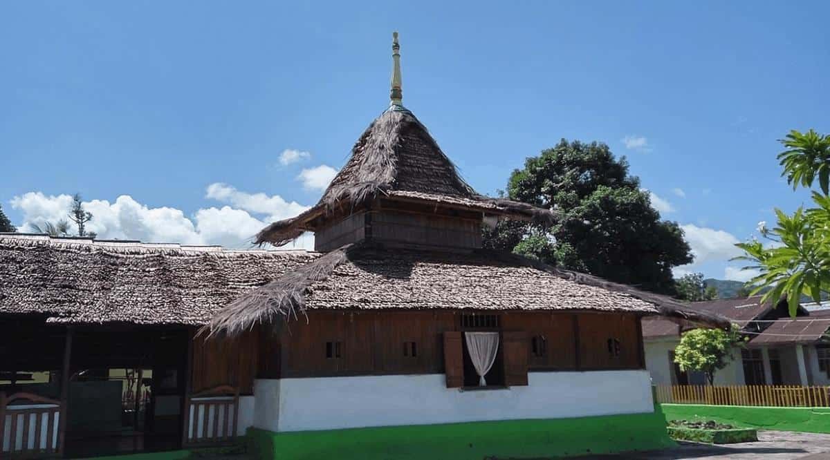 Masjid Wapauwe, 1. Masjid Raya Baiturrahman, 2. Masjid Tua Palopo, 3. Masjid Mantingan, 4. Masjid Agung Sang Ciptarasa, 5. Masjid Agung Demak, 6. Masjid Wapauwe, 7. Masjid Raya Ganting, Padang, 8. Masjid Tua Al Hilal Katangka, 9. Masjid Jami Pontianak, 10. Masjid Jami Bua