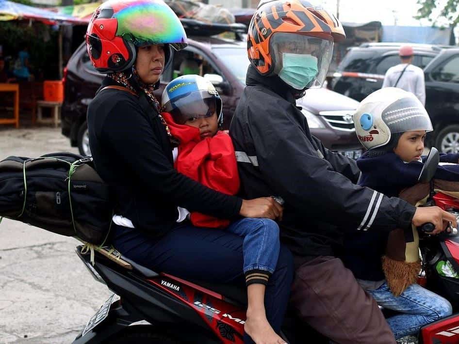Motor Membawa Banyak Barang dan Penumpang, 1. Antrian Panjang SPBU, 2. Toilet Umum Dadakan , 3. Rest Area Dipenuhi Pengunjung , 4. Motor Membawa Banyak Barang dan Penumpang, 5. Banyak Posko dengan Berbagai Fasilitas Menarik, 6. Pedagang Asongan di Kemacetan, 7. Tulisan Lucu di Kendaraan , 8. Muncul Warung-Warung Dadakan, 9. Lautan Sepeda Motor, 10. Banyaknya Liputan dari Berbagai Media