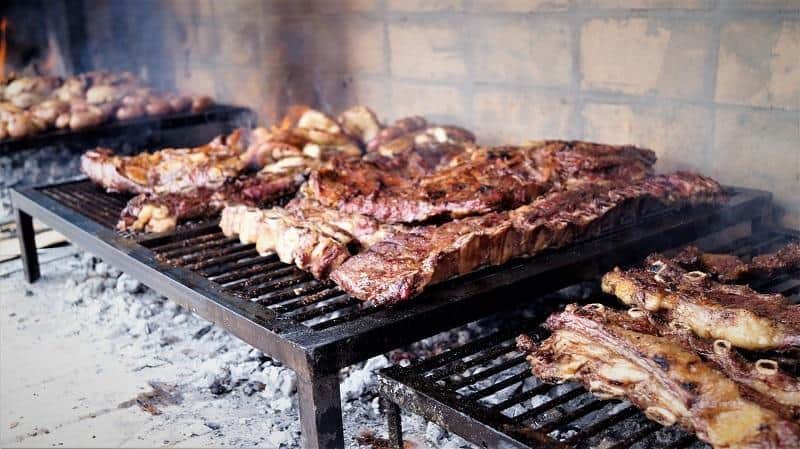 Asado, Argentina, 1. Tandoor, India, 2. Umu, Samoa, 3. Yakitori, Jepang, 4. Asado, Argentina, 5. Braai, Afrika Selatan, 6. Lechon, Filipina, 7. Gui, Korea Selatan, 8. Churrasco, Brasil, 9. Seen Dat, Laos, 10. Khorkhog, Mongolia