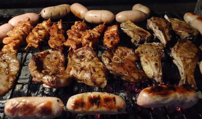 Braai, Afrika Selatan, 1. Tandoor, India, 2. Umu, Samoa, 3. Yakitori, Jepang, 4. Asado, Argentina, 5. Braai, Afrika Selatan, 6. Lechon, Filipina, 7. Gui, Korea Selatan, 8. Churrasco, Brasil, 9. Seen Dat, Laos, 10. Khorkhog, Mongolia