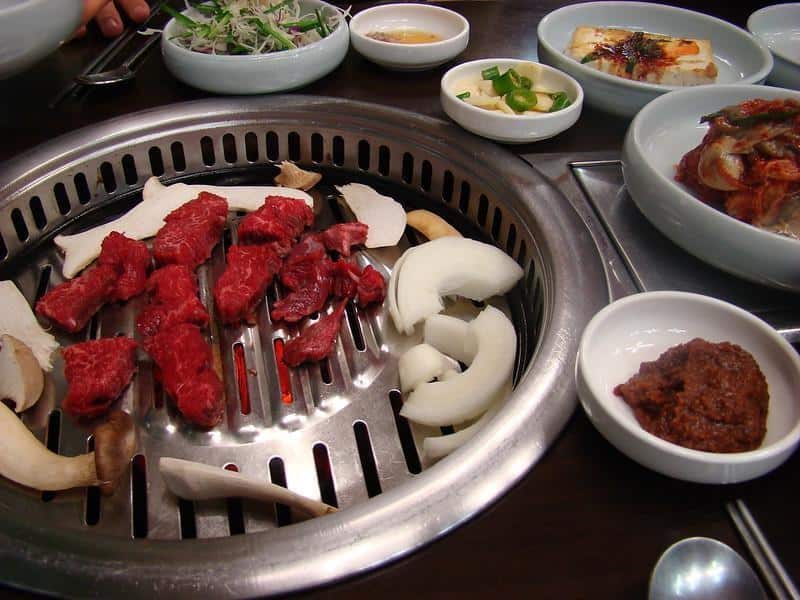 Gui, Korea Selatan, 1. Tandoor, India, 2. Umu, Samoa, 3. Yakitori, Jepang, 4. Asado, Argentina, 5. Braai, Afrika Selatan, 6. Lechon, Filipina, 7. Gui, Korea Selatan, 8. Churrasco, Brasil, 9. Seen Dat, Laos, 10. Khorkhog, Mongolia
