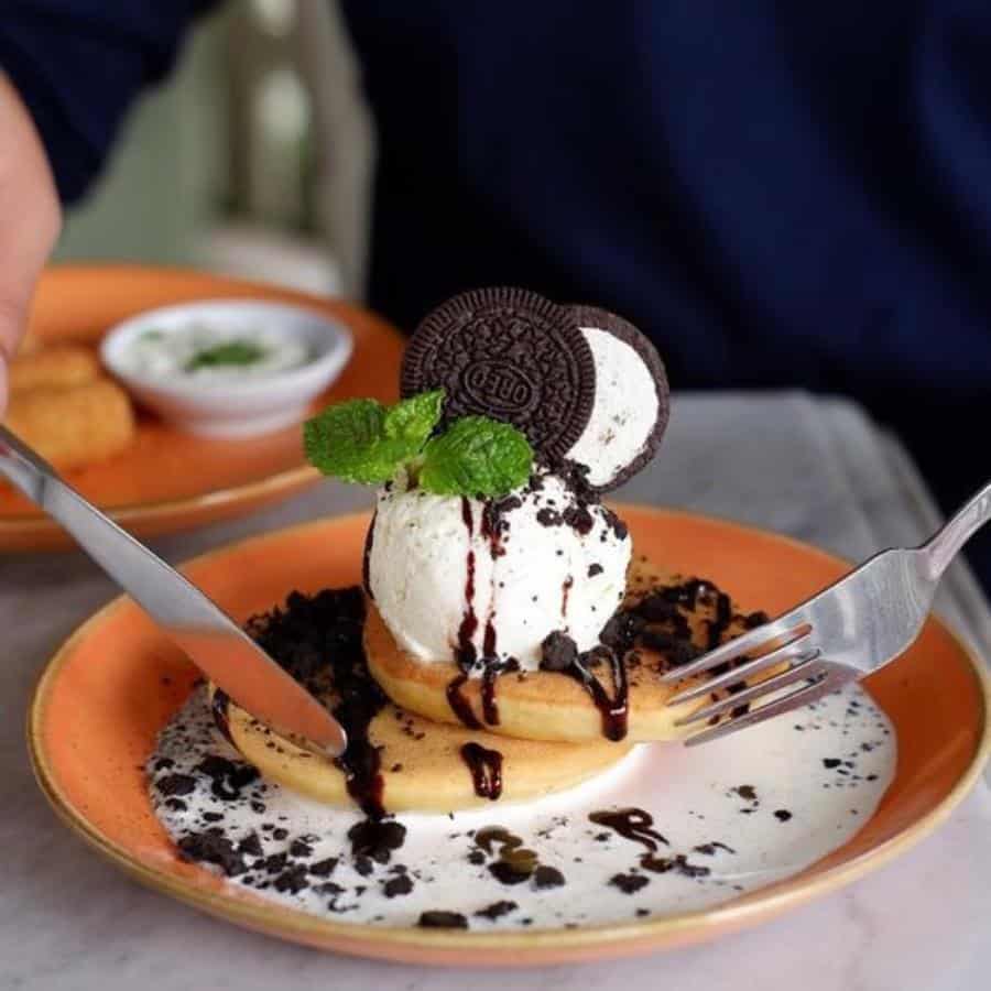 pancake oreo, 1. Crispy Chicken Maryland, 2. Grilled Chicken Vietnam, 3. Aglio Olio Pasta, 4. Salmon Teriyaki, 5. Surf n Turf Salad, 6. Pancake Oreo, 7. Roti Bakar Nutella with Vanilla Ice Cream, 8. Chicken Schnitzel, 9. Beef Rancher, 10. Iga Garang Asam
