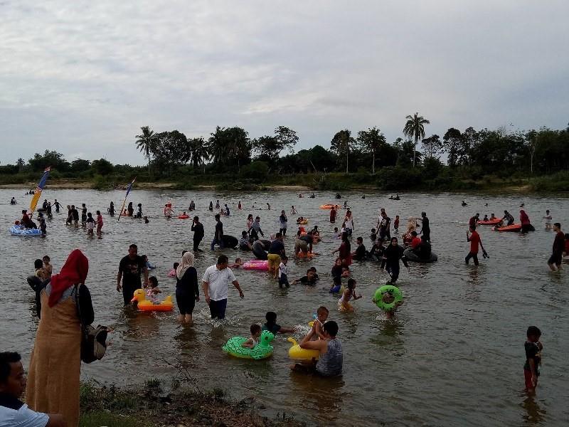Petang Megang di Riau, 1. Dugderan di Semarang, 2. Padusan di Klaten dan Boyolali, 3. Tradisi Patrol di Malang, 4. Nyadran di Daerah Jawa Tengah, 5. Malamang dan Balimau di Sumatera Barat, 6. Nyorog di Jakarta, 7. Munggahan di Jawa Barat, 8. Megibung di Karangasem Bali, 9. Petang Megang di Riau