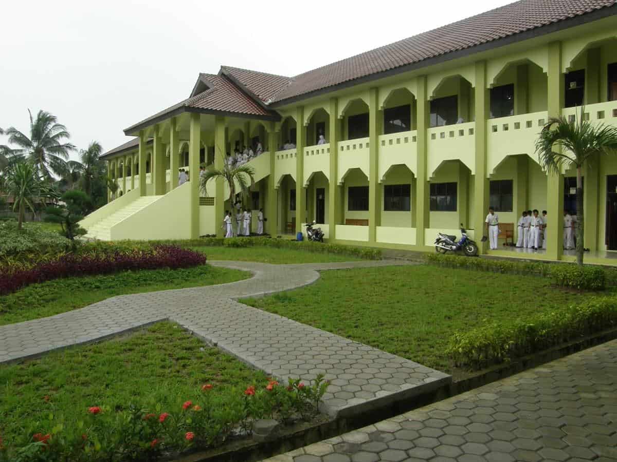 Pondok Pesantren Daar El-Qolam (Banten), 1. Mahad Az zaytun (Indramayu) , 2. Pondok Pesantren Modern Gontor (Ponorogo) , 3. Pondok Pesantren Sidogiri (Pasuruan) , 4. Pondok Pesantren Langitan (Tuban) , 5. Pondok Pesantren Lirboyo (Kediri) , 6. Pondok Pesantren Tebuireng (Jombang) , 7. Pondok Pesantren Al-Anwar (Sarang) , 8. Pondok Pesantren Nur El Falah (Banten) , 9. Pondok Pesantren La Tansa (Banten) , 10. Pondok Pesantren Daar El-Qolam (Banten)