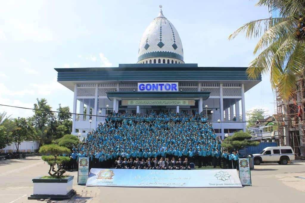 Pondok Pesantren Modern Gontor (Ponorogo), 1. Mahad Az zaytun (Indramayu) , 2. Pondok Pesantren Modern Gontor (Ponorogo) , 3. Pondok Pesantren Sidogiri (Pasuruan) , 4. Pondok Pesantren Langitan (Tuban) , 5. Pondok Pesantren Lirboyo (Kediri) , 6. Pondok Pesantren Tebuireng (Jombang) , 7. Pondok Pesantren Al-Anwar (Sarang) , 8. Pondok Pesantren Nur El Falah (Banten) , 9. Pondok Pesantren La Tansa (Banten) , 10. Pondok Pesantren Daar El-Qolam (Banten)