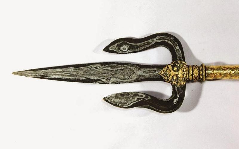 Tombak Trisula, 2. Keris Palembang, 3. Kudok, 4. Tombak Trisula, 5. Klewang Hembrug