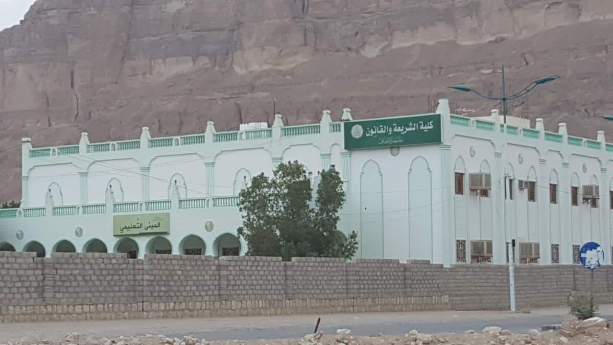 Universitas Al-Ahgaff, Yaman PPI Hadhramaut, 1. Universitas Islam Imam Muhammad Bin Saud (Arab Saudi), 2. Universitas King Saud Riyadh (Arab Saudi), 3. Universitas Islam Internasional Islamabad (Pakistan), 4. Universitas Baghdad (Irak), 5. Universitas Al-Ahgaff, Yaman PPI Hadhramaut, 6. Iran University of Science and Technology, 7. Universitas Al-Qarawiyyin (Maroko), 8. Universitas Al Azhar (Mesir) , 9. Universitas Internasional Afrika (Sudan) , 10. Universitas Islam Madinah (Arab Saudi)