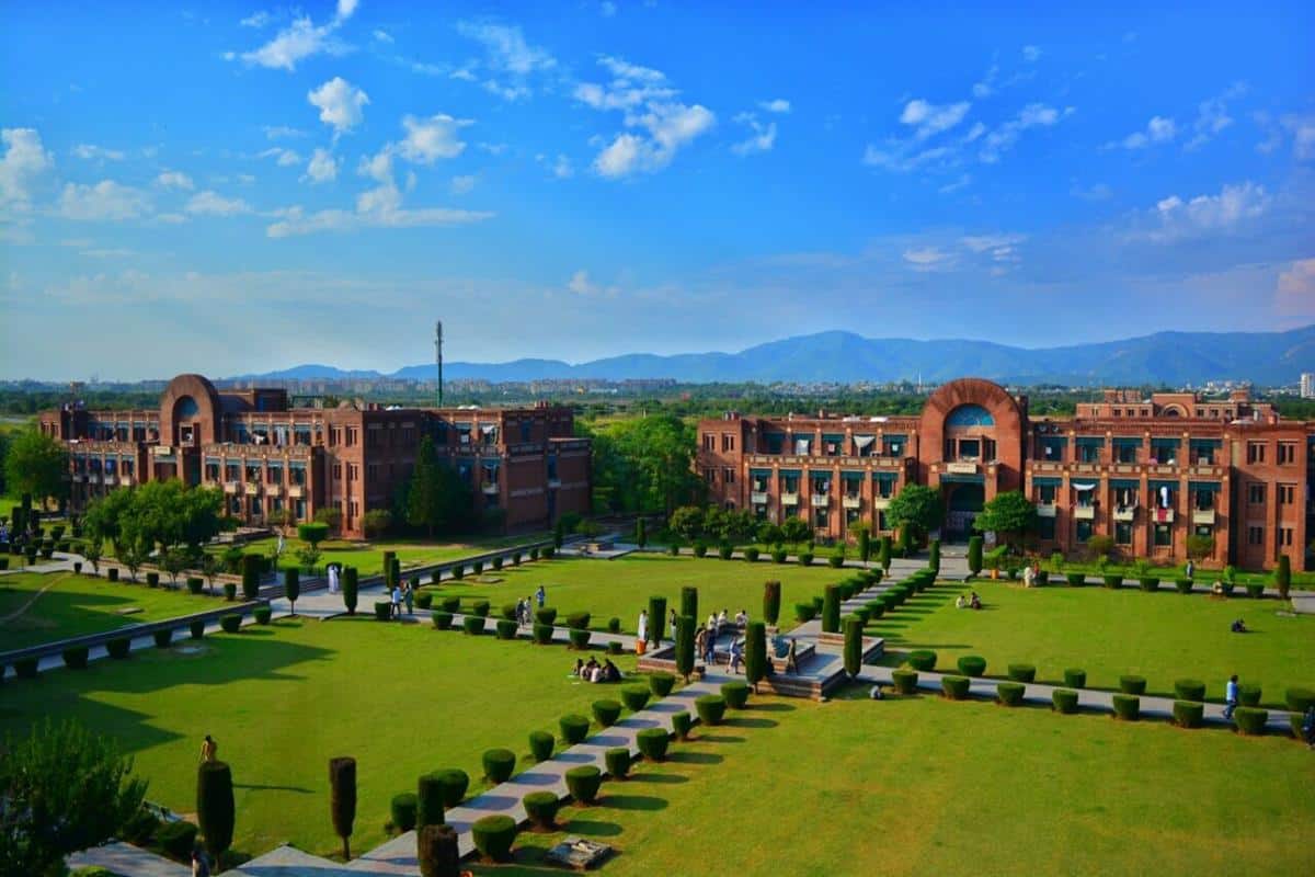 Universitas Islam Internasional Islamabad (Pakistan), 1. Universitas Islam Imam Muhammad Bin Saud (Arab Saudi), 2. Universitas King Saud Riyadh (Arab Saudi), 3. Universitas Islam Internasional Islamabad (Pakistan), 4. Universitas Baghdad (Irak), 5. Universitas Al-Ahgaff, Yaman PPI Hadhramaut, 6. Iran University of Science and Technology, 7. Universitas Al-Qarawiyyin (Maroko), 8. Universitas Al Azhar (Mesir) , 9. Universitas Internasional Afrika (Sudan) , 10. Universitas Islam Madinah (Arab Saudi)