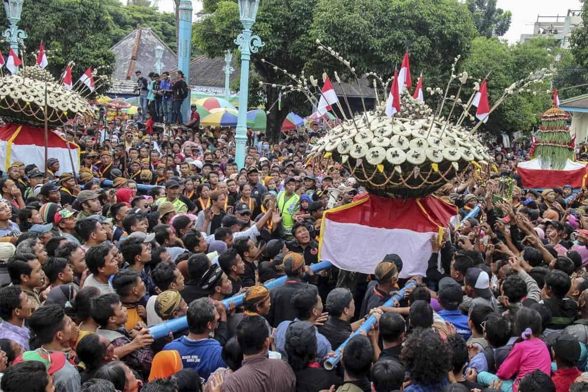 Memegang Tradisi dan Budaya Leluhur, 1. Ramah tapi Jarang Menyapa, 2. Berani untuk Merantau , 3. Logat yang Khas, 4. Pekerja Keras dan Penurut, 5. Memiliki Banyak Pantangan , 6. Tidak Mendahului Orang Lain Saat Berjalan , 7. Nrimo atau Apa Adanya , 8. Kebersamaan dan Kekeluargaan , 9. Memegang Tradisi dan Budaya Leluhur , 10. Suka Mengalah 