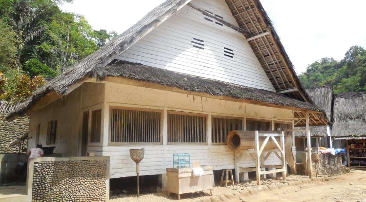 Memiliki Rumah Ageung, 1. Memegang Teguh Tradisi Leluhur , 2. Memiliki Kaitan dengan Kerajaan Galunggung, 3. Beragama Islam , 4. Menggunakan Pencahayaan Api , 5. Memiliki Rumah Ageung , 6. Terdiri dari 40 Rumah, 7. Suka Bergotong Royong , 8. Memiliki Banyak Pantangan , 9. Memiliki Tugu Kujang , 10. Kesenian yang Ada di Kampung Naga