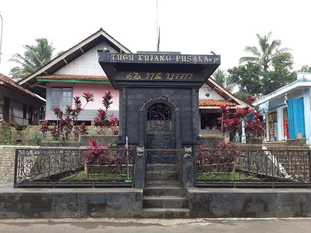 Memiliki Tugu Kujang, 1. Memegang Teguh Tradisi Leluhur , 2. Memiliki Kaitan dengan Kerajaan Galunggung, 3. Beragama Islam , 4. Menggunakan Pencahayaan Api , 5. Memiliki Rumah Ageung , 6. Terdiri dari 40 Rumah, 7. Suka Bergotong Royong , 8. Memiliki Banyak Pantangan , 9. Memiliki Tugu Kujang , 10. Kesenian yang Ada di Kampung Naga