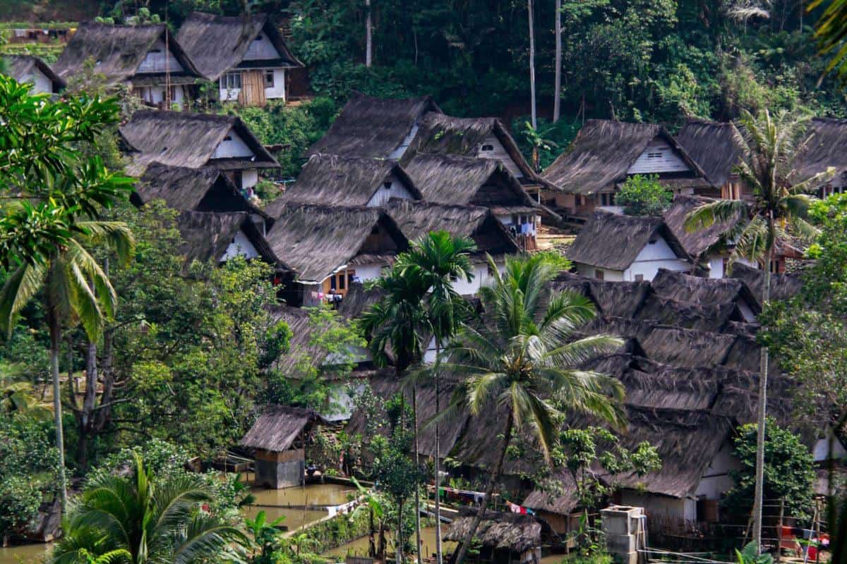 Memiliki Kaitan dengan Kerajaan Galunggung, 1. Memegang Teguh Tradisi Leluhur , 2. Memiliki Kaitan dengan Kerajaan Galunggung, 3. Beragama Islam , 4. Menggunakan Pencahayaan Api , 5. Memiliki Rumah Ageung , 6. Terdiri dari 40 Rumah, 7. Suka Bergotong Royong , 8. Memiliki Banyak Pantangan , 9. Memiliki Tugu Kujang , 10. Kesenian yang Ada di Kampung Naga