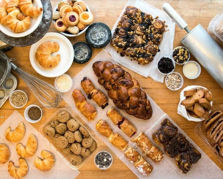 Menu Terenak Yang Jadi Favorit Pelanggan, 1. K-Red Bean Bread, 2. Raisin Pastry, 3. Buldak Galbi Croquette, 4. Maccaron, 5. Goguma Bread, 6. Animal Cupcakes, 7. Premium Milk Pan Bread, 8. Spicy Floss Croffle, 9. Cornet, 10. Choco Wonderland