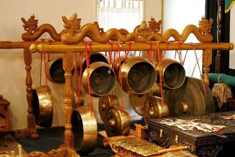 Momongan, 1. Kolintang, 2. Tetengkoren, 3. Salude, 4. Momongan