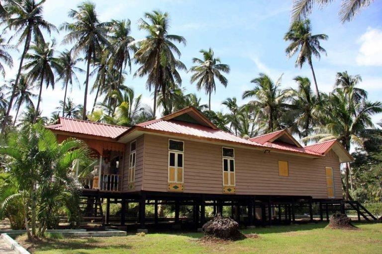 Nama-Nama Rumah Adat Kepulauan Riau, Karakteristik Umum Rumah Adat Kepulauan Riau, Nama-Nama Rumah Adat Kepulauan Riau, Struktur Khas Bangunan Rumah Adat Kepulauan Riau, Sejarah dan Filosofi Rumah Bubung, Rumah Adat Kepulauan Riau, Bahan Dasar Rumah Adat Kepulauan Riau