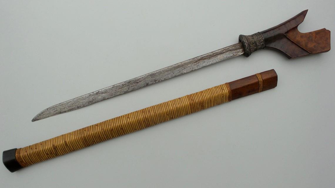 Alamang, 1. Badik Raja, 2. Bessing atau Tombak , 3. Badik Makassar, 4. Keris Tappi, 5. Badik Luwu, 6. Badik Lagecong, 7. Badik Lompo Battang, 8. Alamang, 9. Seppu, 10. Pantu