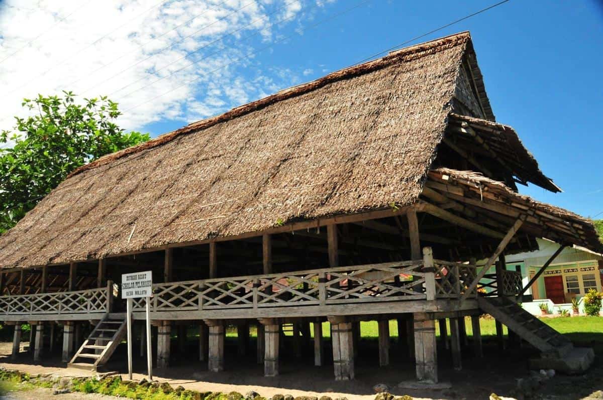 Arsitektur Lamin sebagai Rumah Adat Kalimantan Timur, Suku Dayak di Kalimantan Timur dan Karakteristik Rumah Adatnya, Arsitektur Lamin sebagai Rumah Adat Kalimantan Timur, Tradisi Ngayau dalam Pembangunan Rumah Adat Lamin, Tata Ruang Rumah Adat Kalimantan Timur, Makna Ukiran atau Lukisan pada Rumah Adat Lamin
