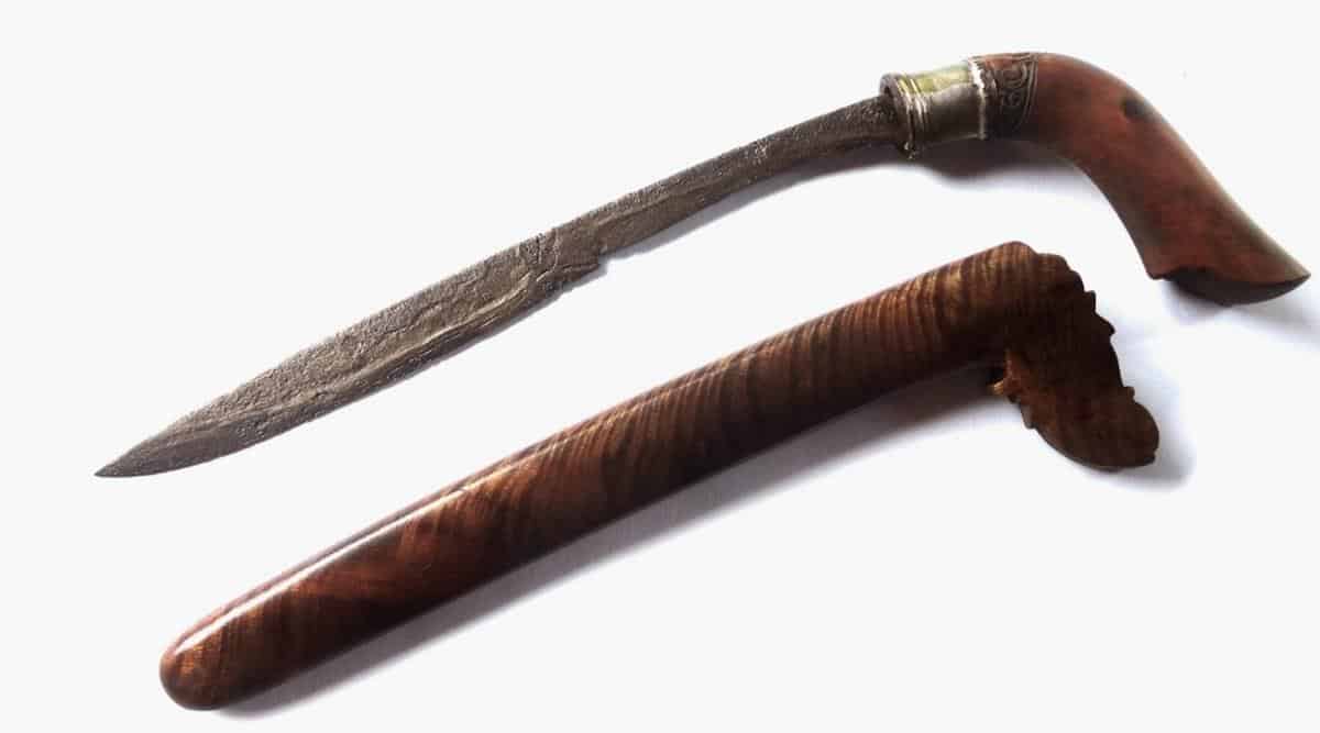 Badik Lagecong, 1. Badik Raja, 2. Bessing atau Tombak , 3. Badik Makassar, 4. Keris Tappi, 5. Badik Luwu, 6. Badik Lagecong, 7. Badik Lompo Battang, 8. Alamang, 9. Seppu, 10. Pantu