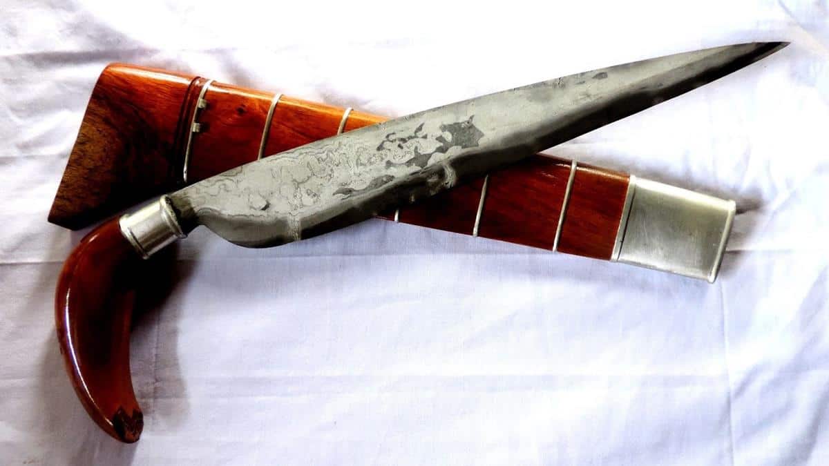 Badik Lompo Battang, 1. Badik Raja, 2. Bessing atau Tombak , 3. Badik Makassar, 4. Keris Tappi, 5. Badik Luwu, 6. Badik Lagecong, 7. Badik Lompo Battang, 8. Alamang, 9. Seppu, 10. Pantu