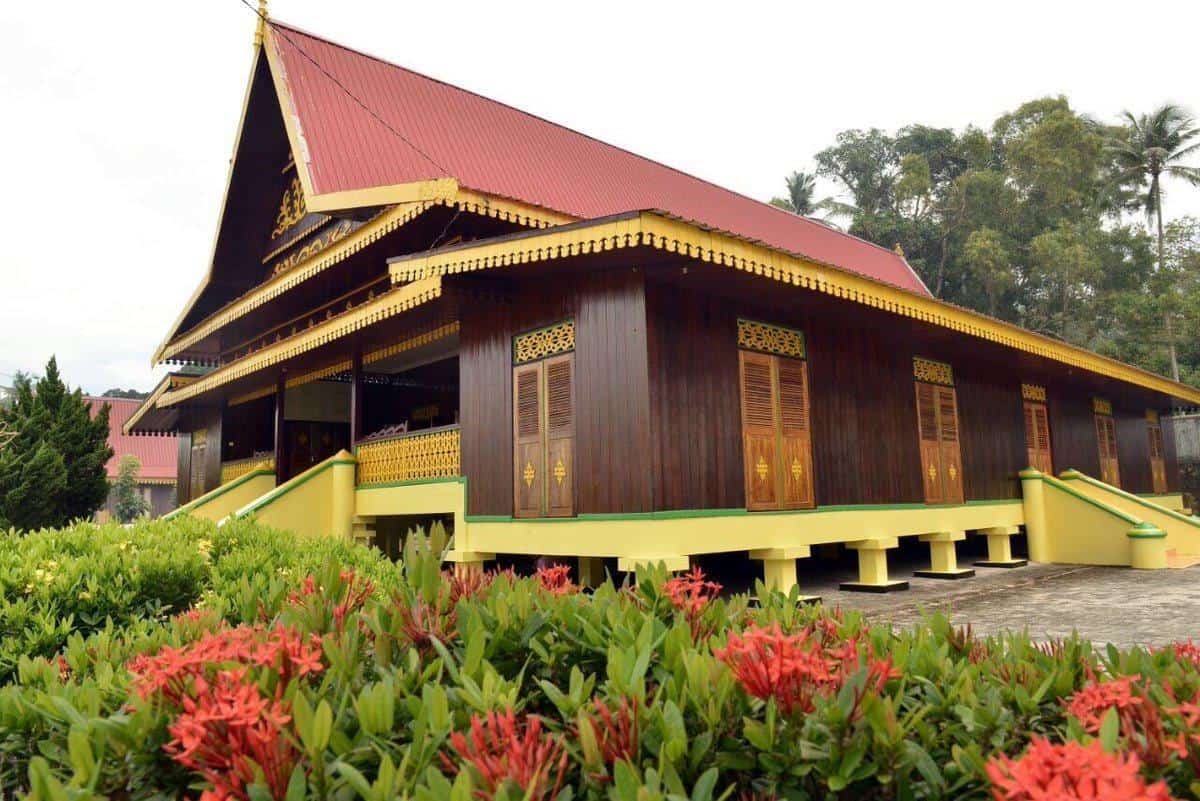 Bahan Dasar Rumah Adat Kepulauan Riau, Karakteristik Umum Rumah Adat Kepulauan Riau, Nama-Nama Rumah Adat Kepulauan Riau, Struktur Khas Bangunan Rumah Adat Kepulauan Riau, Sejarah dan Filosofi Rumah Bubung, Rumah Adat Kepulauan Riau, Bahan Dasar Rumah Adat Kepulauan Riau