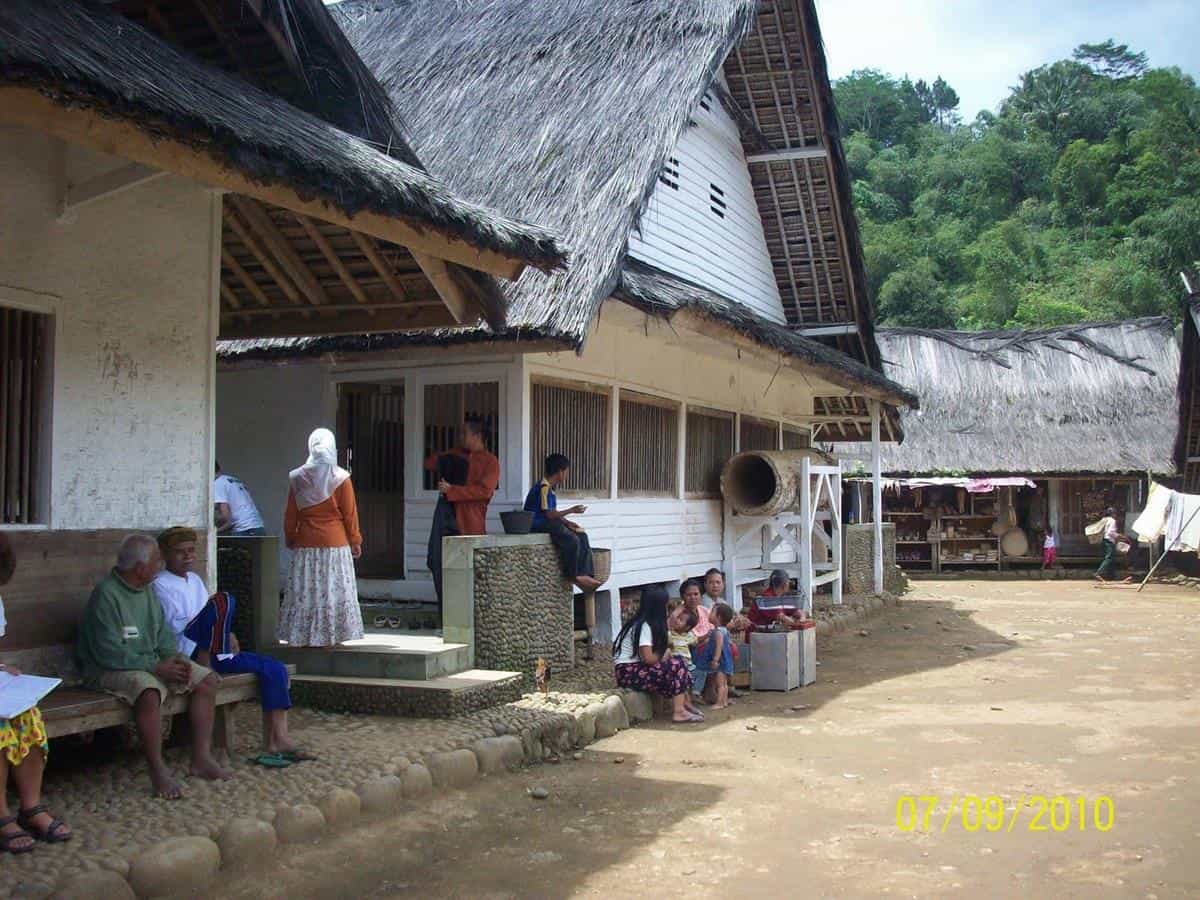 Beragama Islam, 1. Memegang Teguh Tradisi Leluhur , 2. Memiliki Kaitan dengan Kerajaan Galunggung, 3. Beragama Islam , 4. Menggunakan Pencahayaan Api , 5. Memiliki Rumah Ageung , 6. Terdiri dari 40 Rumah, 7. Suka Bergotong Royong , 8. Memiliki Banyak Pantangan , 9. Memiliki Tugu Kujang , 10. Kesenian yang Ada di Kampung Naga