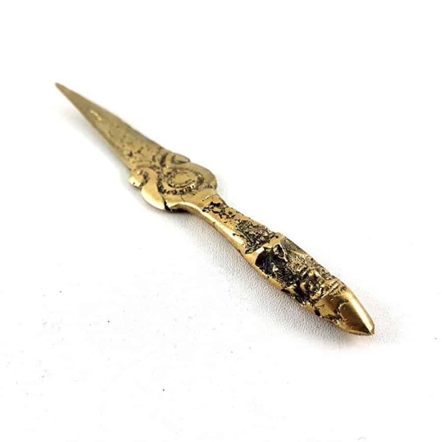 Cundrik Betawi, 1. Toya Betawi, 2. Pisau Raut, 3. Punta, 4. Rotan, 5. Trisula Betawi, 6. Golok, 7. Keris, 8. Cundrik Betawi, 9. Badik Cangkingan, 10. Kerakel