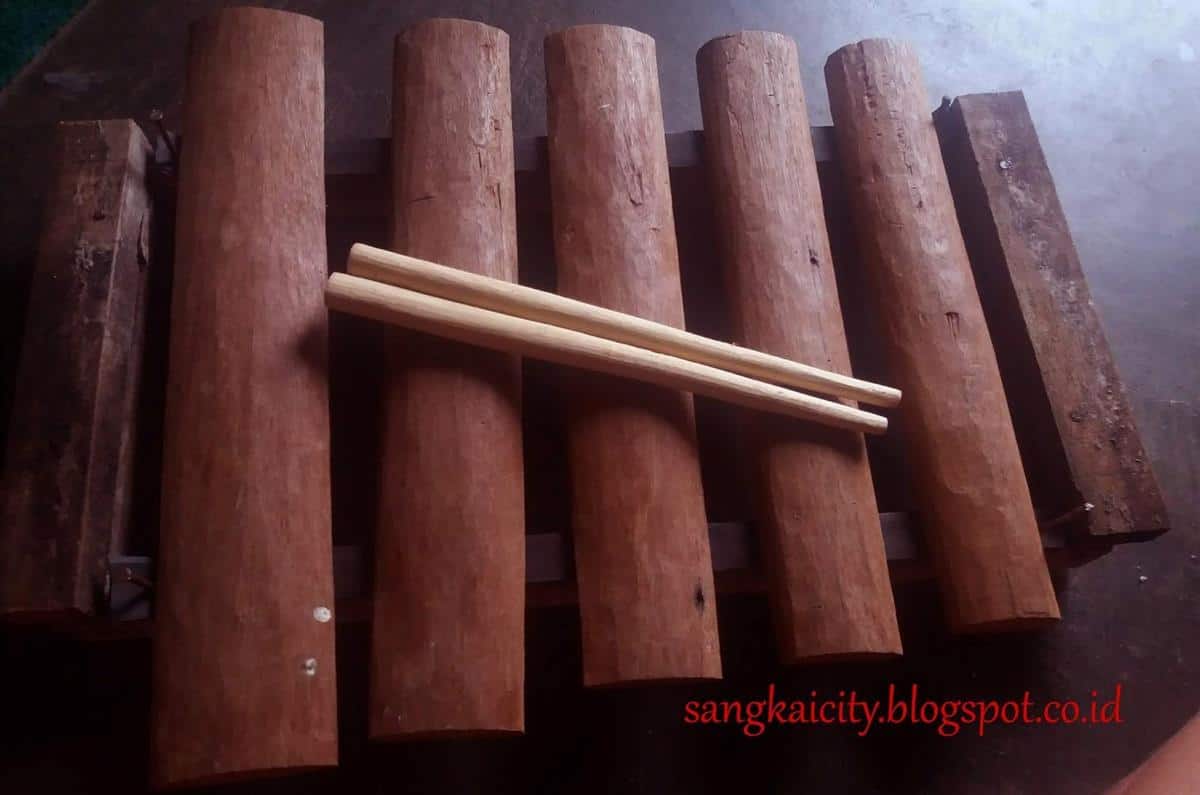 Gamang, 1. Garantung, 2. Katambung, 3. Rebab Kalimantan Tengah, 4. Kangkanung, 5. Suling Bahalang, 6. Suling Balawung , 7. Kacapi Kalimantan Tengah, 8. Tote atau Serupai, 9. Japen, 10. Sarun , 11. Gamang, 12. Gandang Tatau 