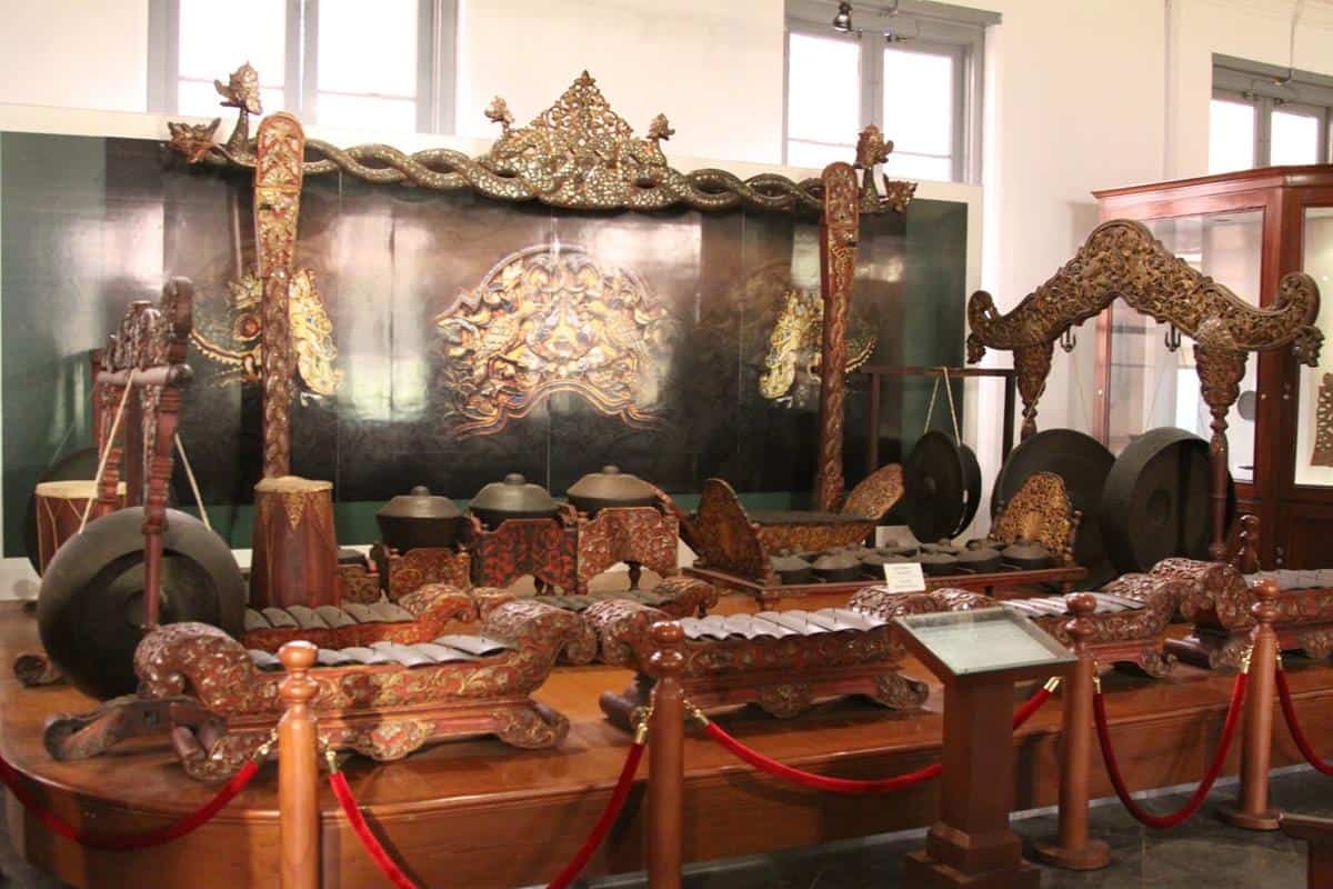 Gamelan Banjar, 1. Panting, 2. Gamelan Banjar, 3. Sarunai Banjar, 4. Kalampat, 5. Terbang Madihin, 6. Terbang Lamut, 7. Kurung Kurung, 8. Kuriding, 9. Sampek, 10. Kalang Kupak