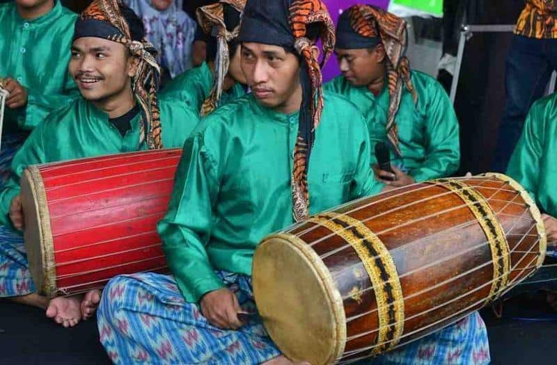 Gendang Bulo, 1. Gendang Bulo, 2. Puik-Puik atau Pui-Pui, 3. Alosu/Lalosu, 4. Kacaping, 5. Tolindo atau Popondi, 6. Jalappa/Kancing-Kancing, 7. Suling Lembang, 8. Pa`pompang, 9. Keso-Keso, 10. Terbang Rebana