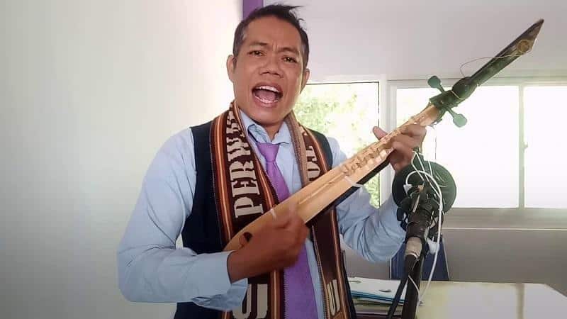 Kacaping, 1. Gendang Bulo, 2. Puik-Puik atau Pui-Pui, 3. Alosu/Lalosu, 4. Kacaping, 5. Tolindo atau Popondi, 6. Jalappa/Kancing-Kancing, 7. Suling Lembang, 8. Pa`pompang, 9. Keso-Keso, 10. Terbang Rebana