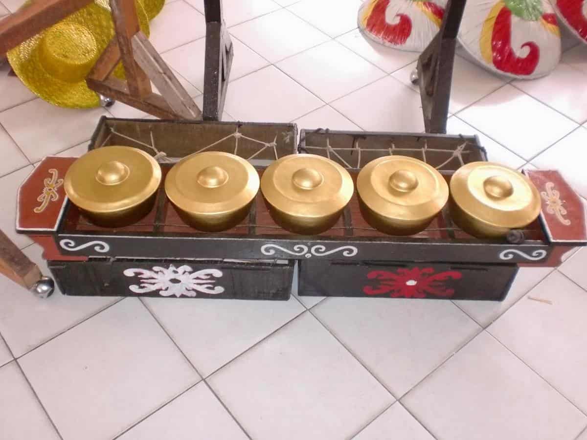 Kangkanung, 1. Garantung, 2. Katambung, 3. Rebab Kalimantan Tengah, 4. Kangkanung, 5. Suling Bahalang, 6. Suling Balawung , 7. Kacapi Kalimantan Tengah, 8. Tote atau Serupai, 9. Japen, 10. Sarun , 11. Gamang, 12. Gandang Tatau 