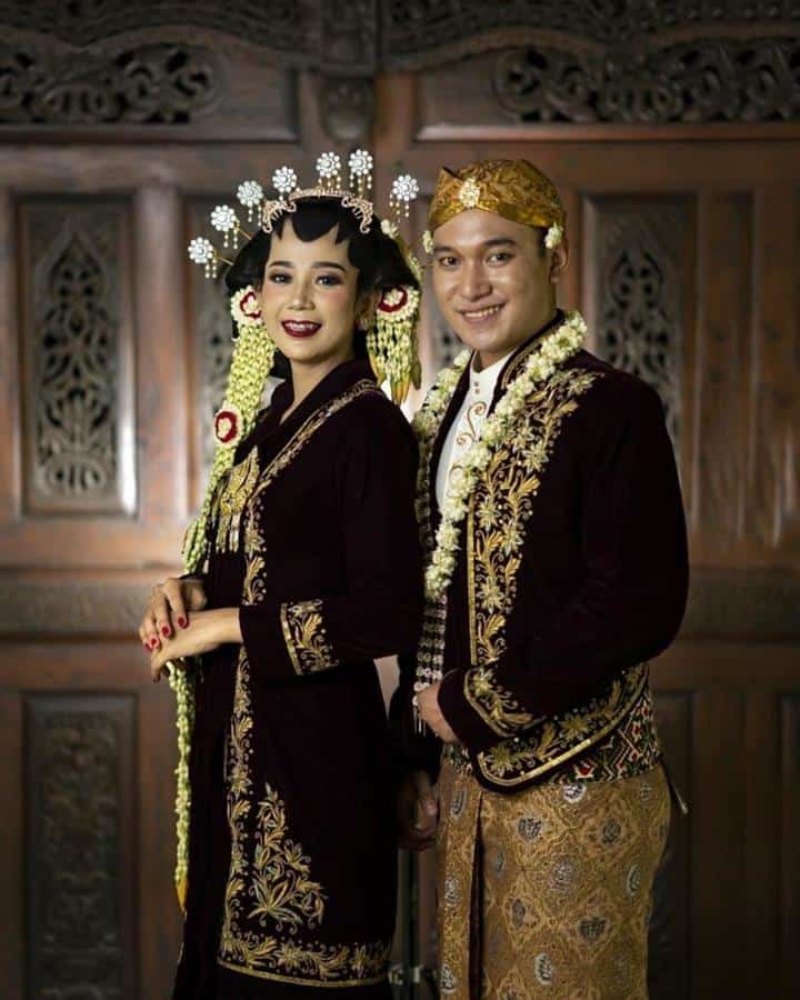 Kebaya Beludru, 1. Baju Kesatriaan Ageng, 2. Surjan, 3. Jarik, 4. Sikep Alit, 5. Kebaya Beludru , 6. Keprabon, 7. Sabukwala Padintenan, 8. Langeran , 9. Kencongan, 10. Peranakan Atela