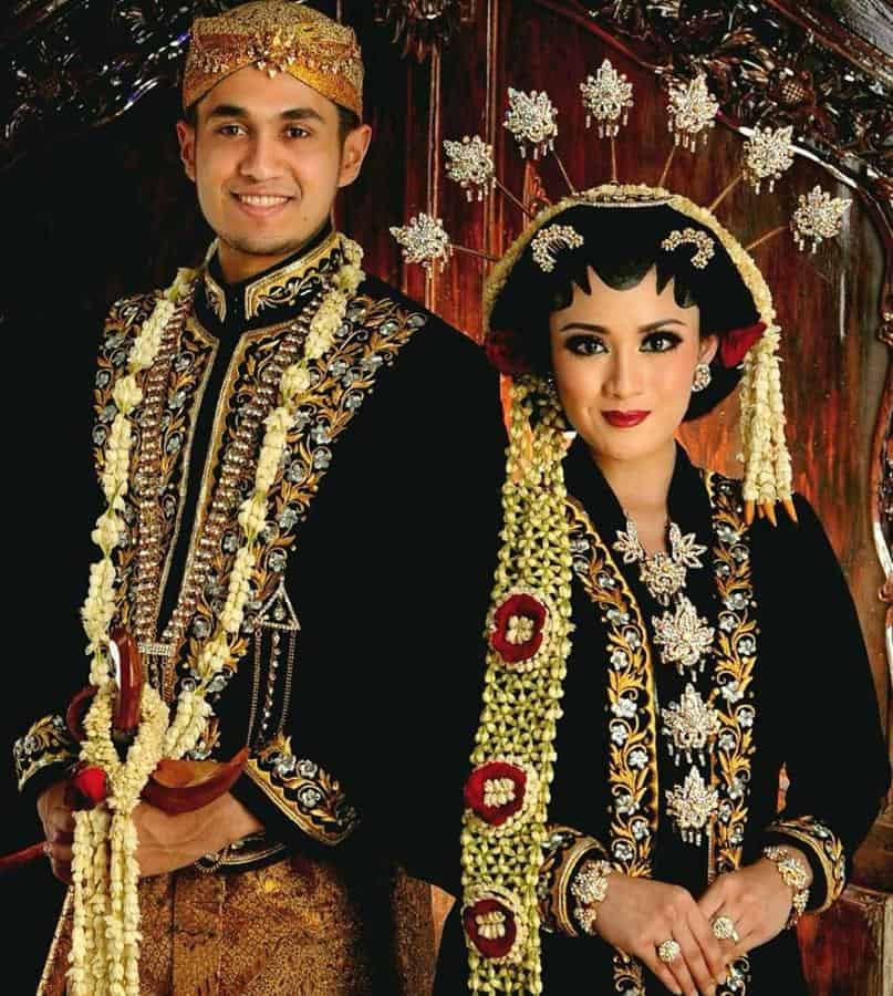 Keprabon, 1. Baju Kesatriaan Ageng, 2. Surjan, 3. Jarik, 4. Sikep Alit, 5. Kebaya Beludru , 6. Keprabon, 7. Sabukwala Padintenan, 8. Langeran , 9. Kencongan, 10. Peranakan Atela