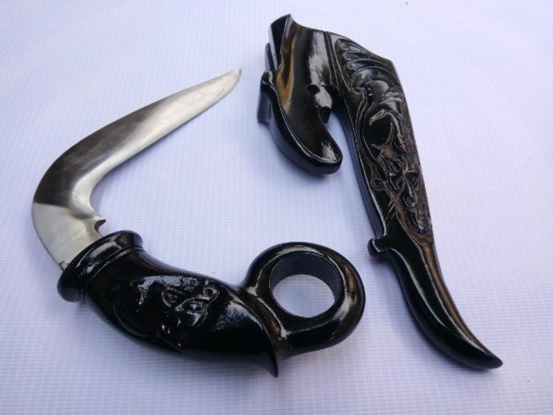 Kerambit, 1. Kerambit, 2. Piarik, 3. Karih, 4. Sumpitan, 5. Ruduih, 6. Klewang, 7. Keris Pusaka Minangkabau