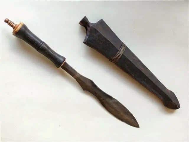 Keris, 1. Mandau, 2. Riwayang, 3. Parang, 4. Sarapang, 5. Keris, 6. Sungga, 8. Lanting Kotamara