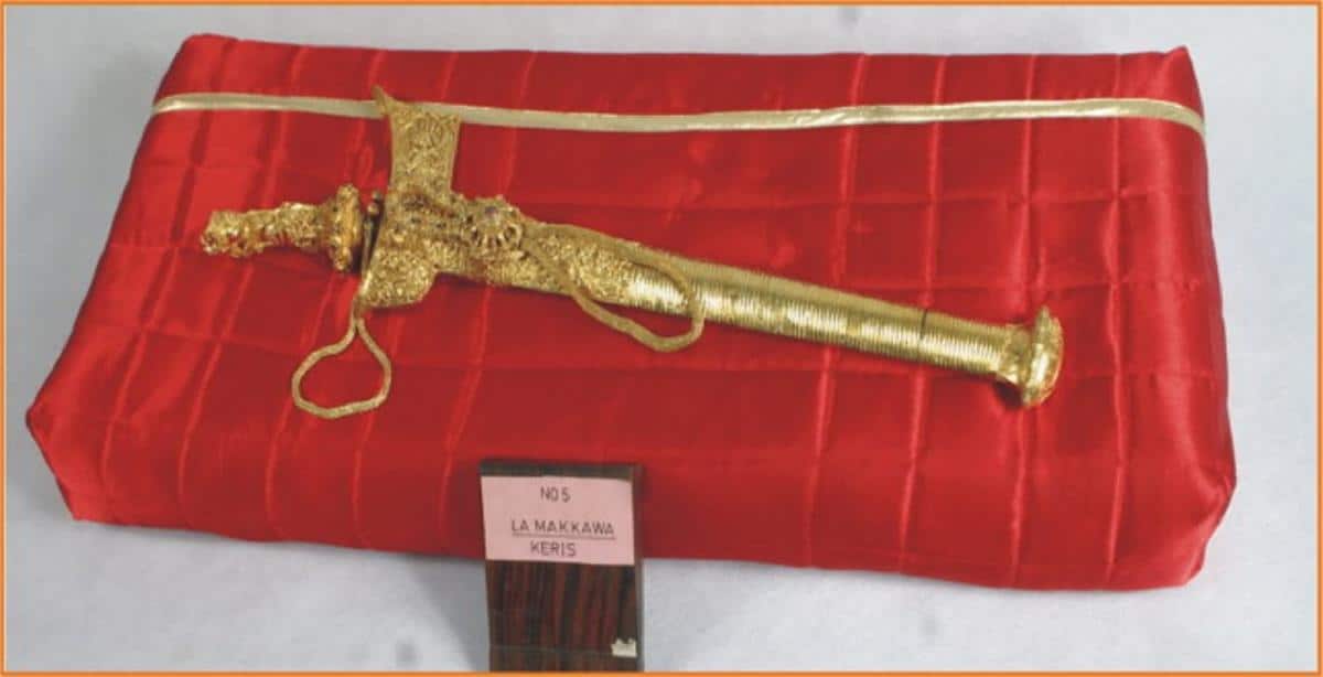 Keris Tappi, 1. Badik Raja, 2. Bessing atau Tombak , 3. Badik Makassar, 4. Keris Tappi, 5. Badik Luwu, 6. Badik Lagecong, 7. Badik Lompo Battang, 8. Alamang, 9. Seppu, 10. Pantu